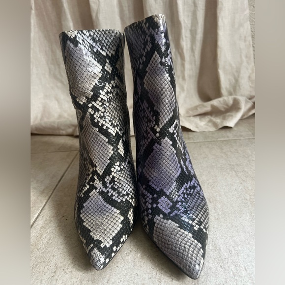 Kenneth Cole Riley 85 Simple Boot. - Picture 2 of 8